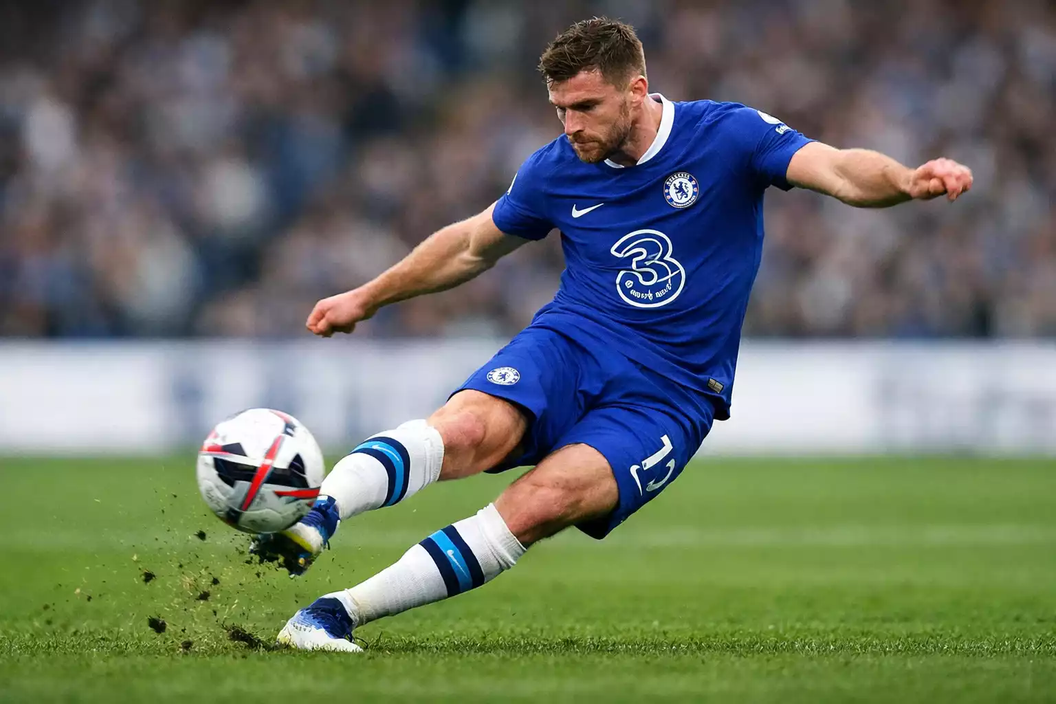 Close-up van voetballer die bal trapt tijdens wedstrijd